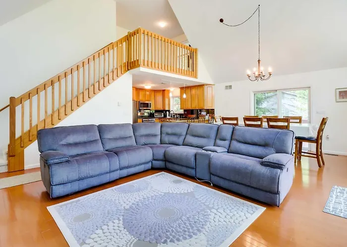 Huge Deck: Stunning Pocono Lake Vacation Rental!