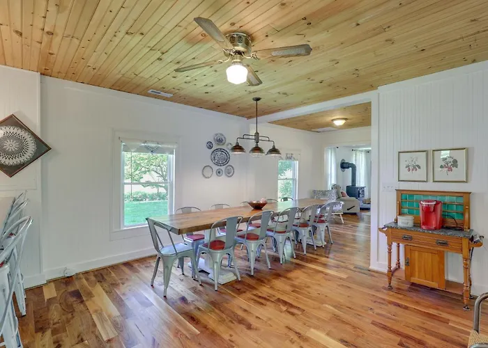 Secluded Marshall Farmhouse W/ Hot Tub!