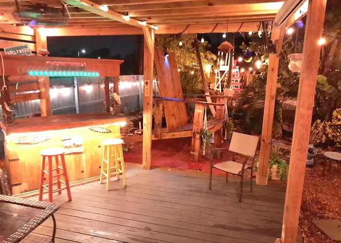 Susan And Ledif'S Tropical Hideaway