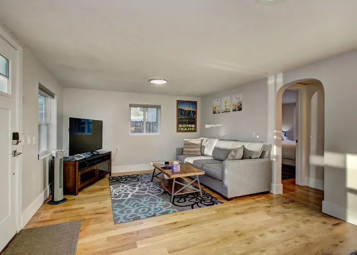 Little Blue Bungalow: Pet-Friendly Oasis near BSU and Downtown Boise