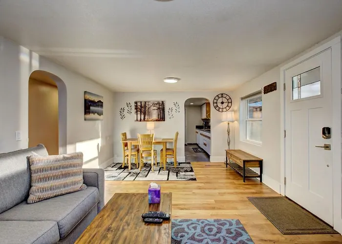 Little Blue Bungalow: Pet-Friendly Oasis near BSU and Downtown Boise
