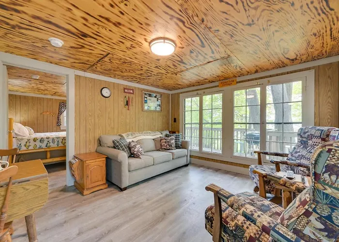 Hike + Snow Play! Waterfront Paradise Lake Retreat