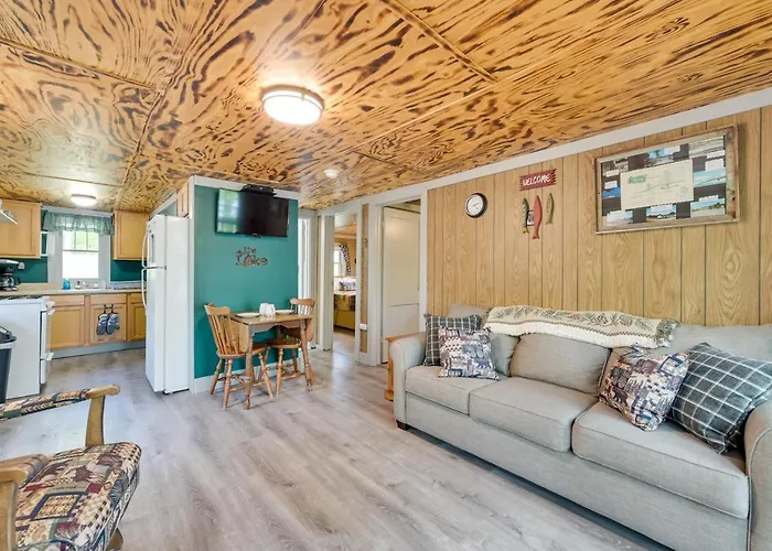 Hike + Snow Play! Waterfront Paradise Lake Retreat