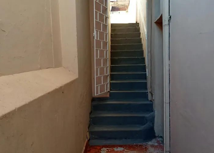 Casa com varanda, 2 quartos, wi-fi, próximo ao centro da cidade