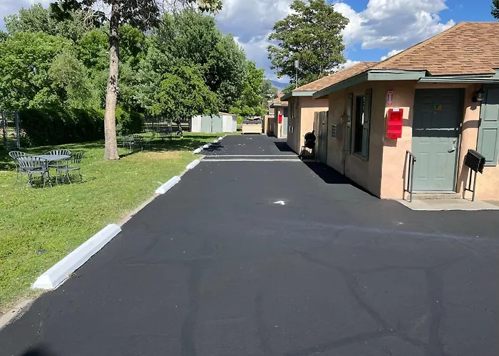 Bishop Elms Motel