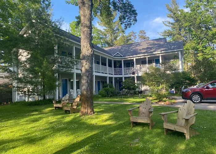 M22 Inn Glen Arbor