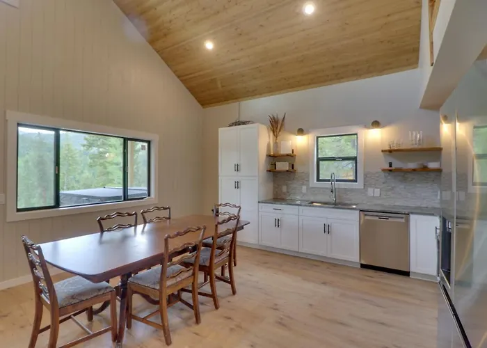 Lakeside Cabin Retreat W/ Private Hot Tub!