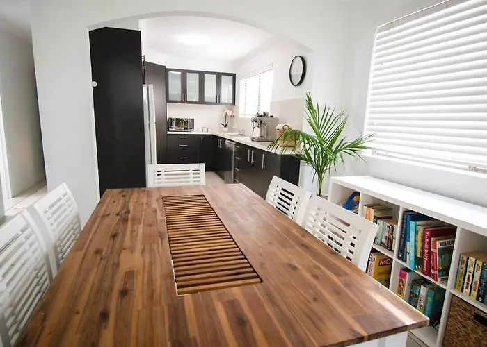 Callie Beach Escape - Beachside View, Family Friendly, Walk Everywhere