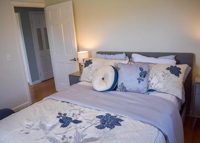 Seaside Serenity, Just A Block /0.1 Mile Away From The Beach