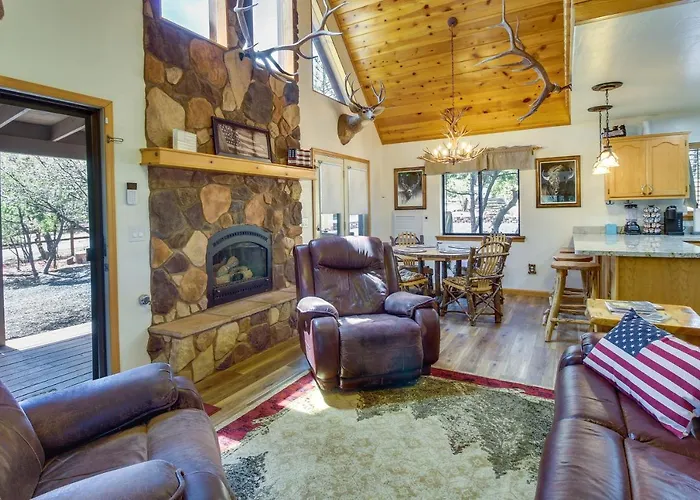 2 Mi To Show Low Lake: Scenic Cabin W/ Balcony