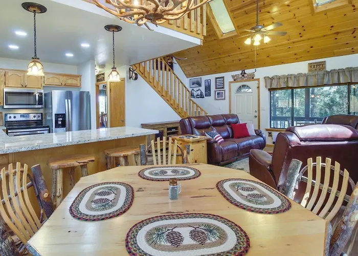 2 Mi To Show Low Lake: Scenic Cabin W/ Balcony
