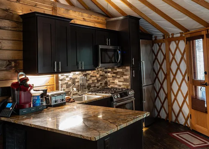 Tranquil Haven Luxy Yurt - Creekside Glamping With Private Hot Tub