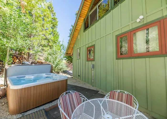 Moonlight Shores Lakefront -Big Bear View Cabin, Hot Tub, Fireplace, Bbq