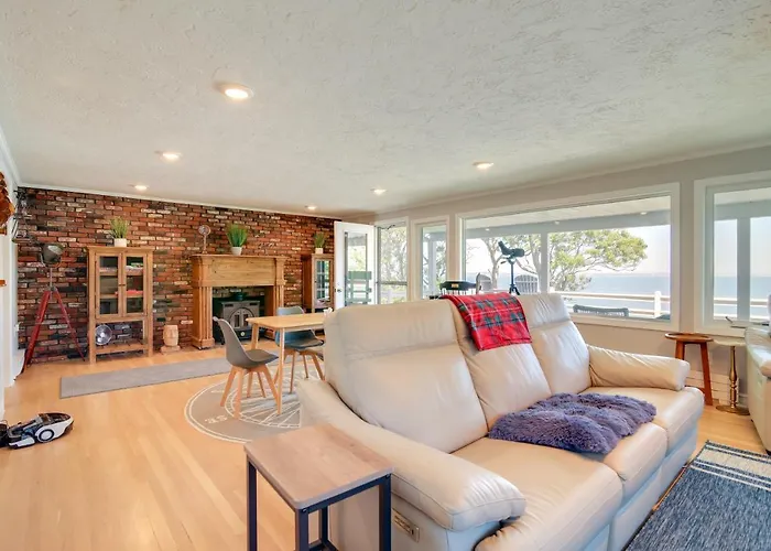 4 Mi To Downtown Plymouth! Bayfront Home W/ Deck