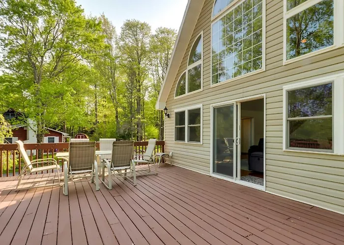Huge Deck: Stunning Pocono Lake Vacation Rental!