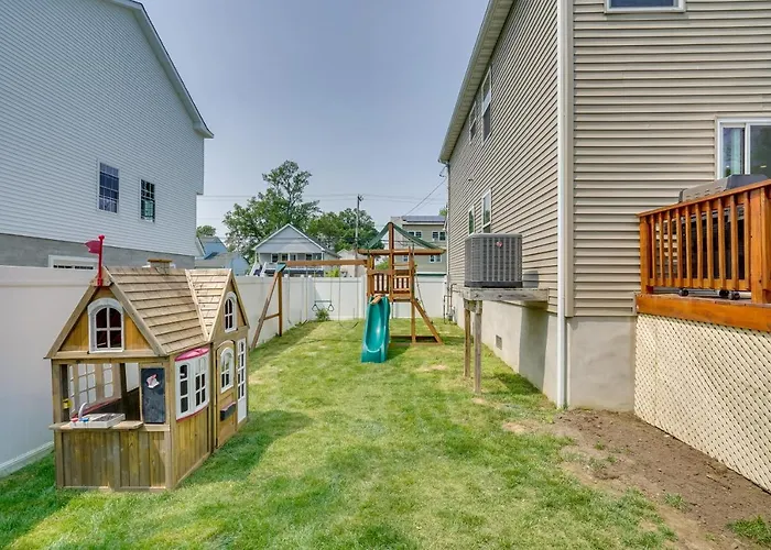 Gorgeous Keansburg Home W/ Pool: Walk To Beach!