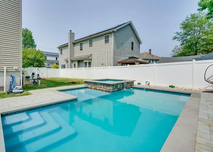 Gorgeous Keansburg Home W/ Pool: Walk To Beach!