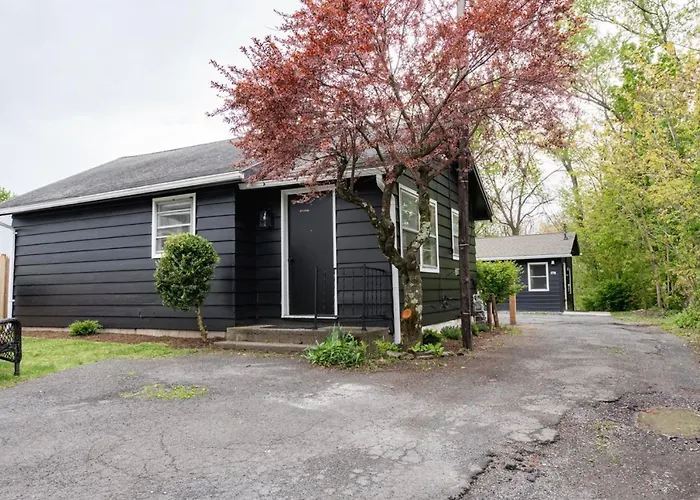 Retro Retreat Renovated 2Br, Desk, No Chore List!