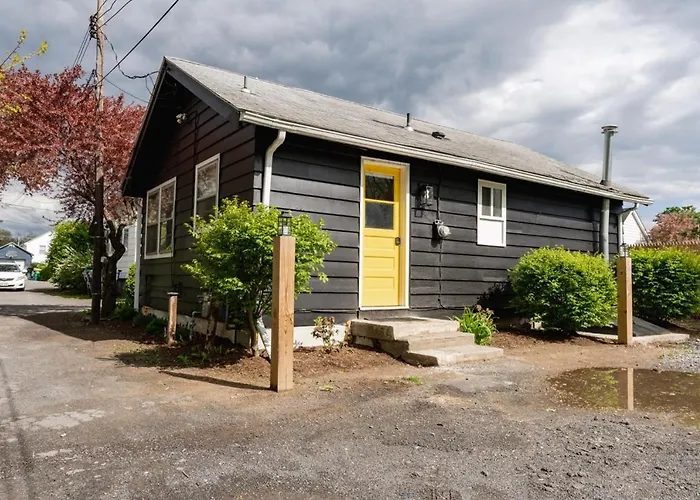 Retro Retreat Renovated 2Br, Desk, No Chore List!