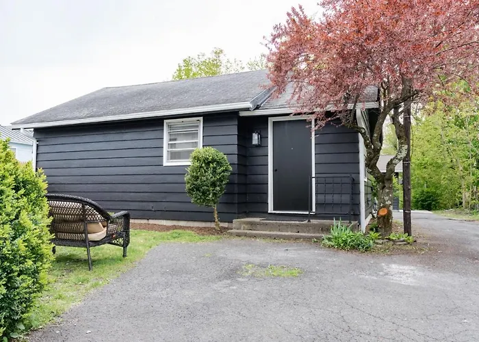 Retro Retreat Renovated 2Br, Desk, No Chore List!