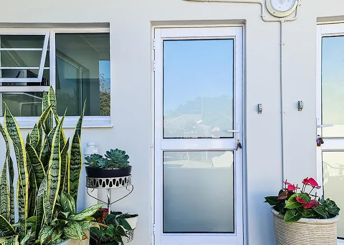 H G Deluxe Suites