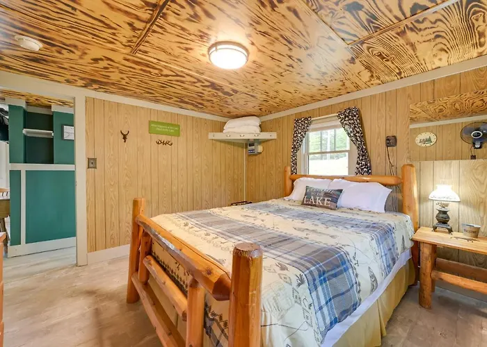 Hike + Snow Play! Waterfront Paradise Lake Retreat
