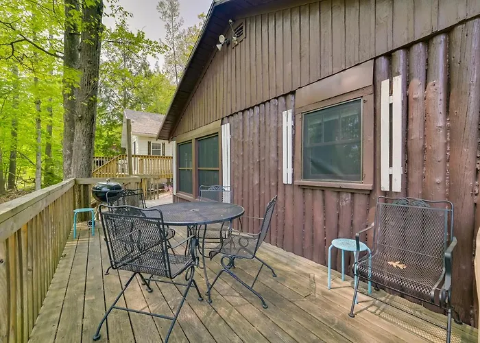 Hike + Snow Play! Waterfront Paradise Lake Retreat