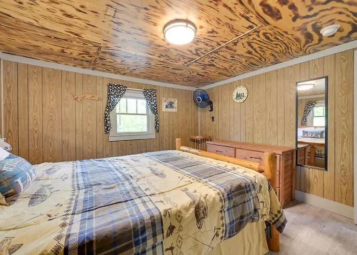 Hike + Snow Play! Waterfront Paradise Lake Retreat