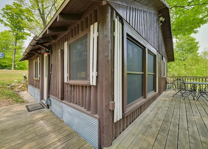 Hike + Snow Play! Waterfront Paradise Lake Retreat