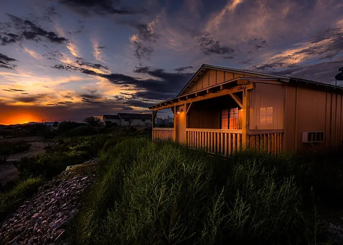 Miners Cabin #3 -Two Double Beds - Private Balcony - Walk To The Action