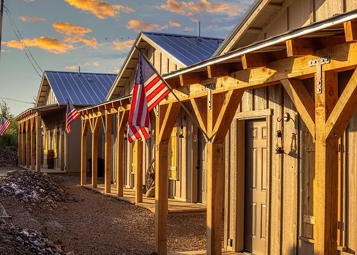 Miners Cabin #3 -Two Double Beds - Private Balcony - Walk To The Action