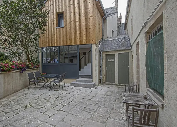 La Cour Des Teinturiers