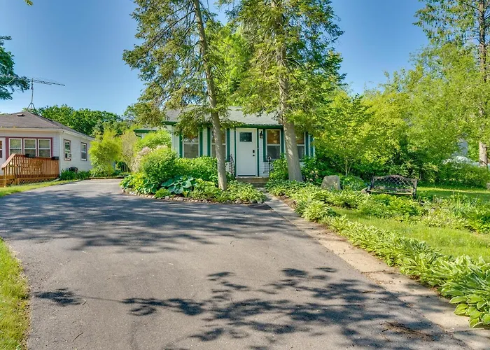Pet-Friendly Extended Stay Walk To Delavan Lake