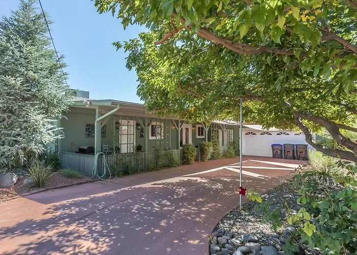 Cottonwood Private Retreat Heated Pool & Gardens