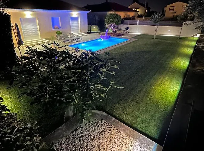 Tony'S House In Garden