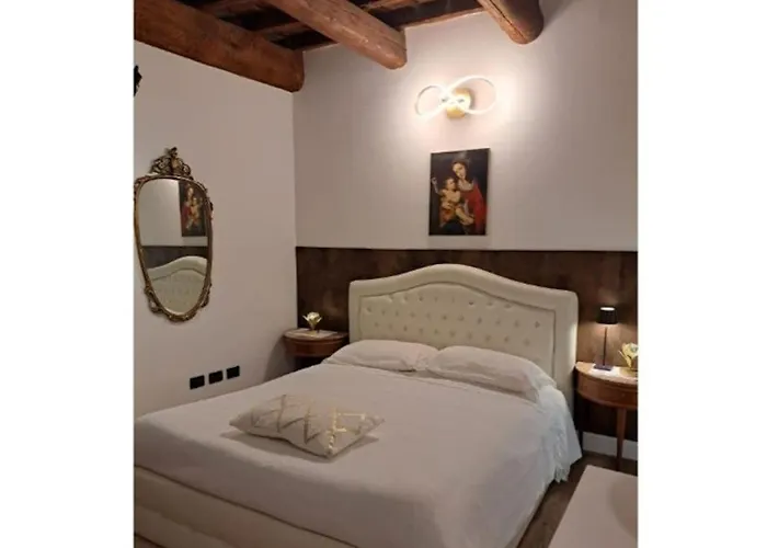 Centro Storico Luxury Smeraldo Suite: Historic Elegance with Hydromassage