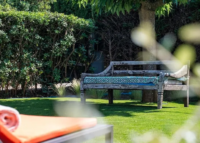 Maison Tropezienne En Plein Centre Avec Jardin Et Piscine
