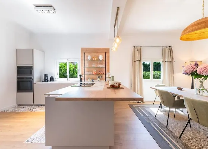 Maison Tropezienne En Plein Centre Avec Jardin Et Piscine