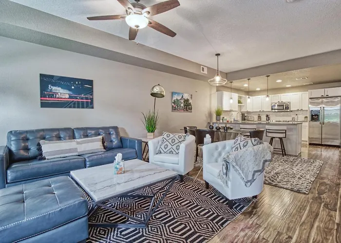 2 Bedroom Townhome, Super Close To Downtown Fc!