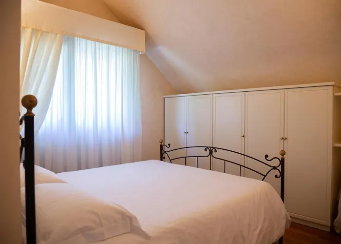 Villa Rolls - Porzione di Villa con piscina,giardino e parcheggi