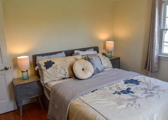 Seaside Serenity, Just A Block /0.1 Mile Away From The Beach