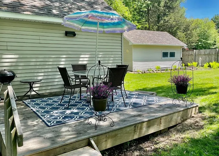 The Charming Glenn Cottage! Walk To Lake Michigan!