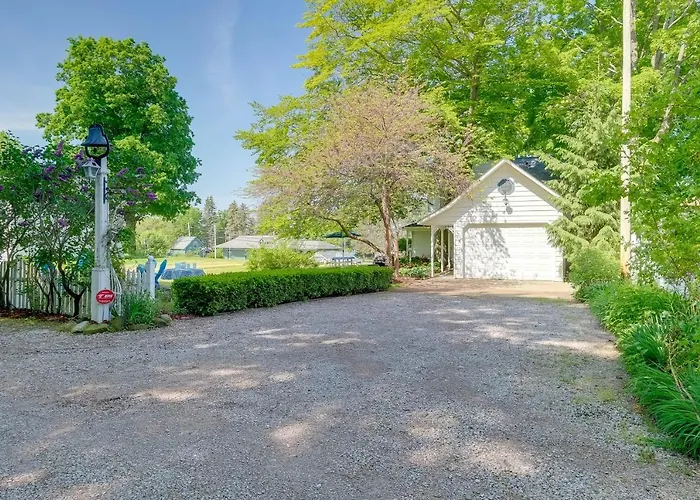 Elegant 1905 Home: Steps To Torch Lake & Dtwn