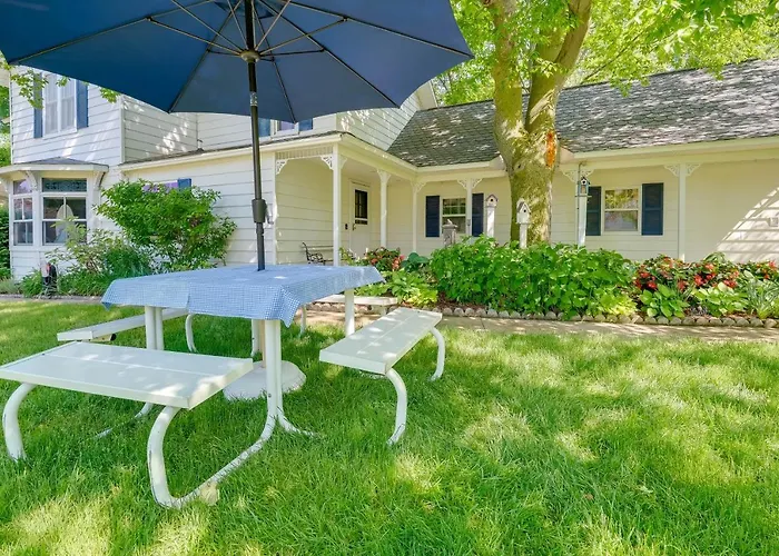 Elegant 1905 Home: Steps To Torch Lake & Dtwn