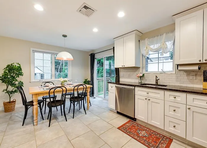 Walk To Shops & Dining: Glen Cove Apt W/ Yard!