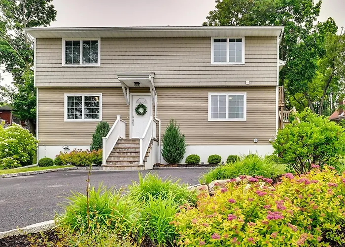 Walk To Shops & Dining: Glen Cove Apt W/ Yard!