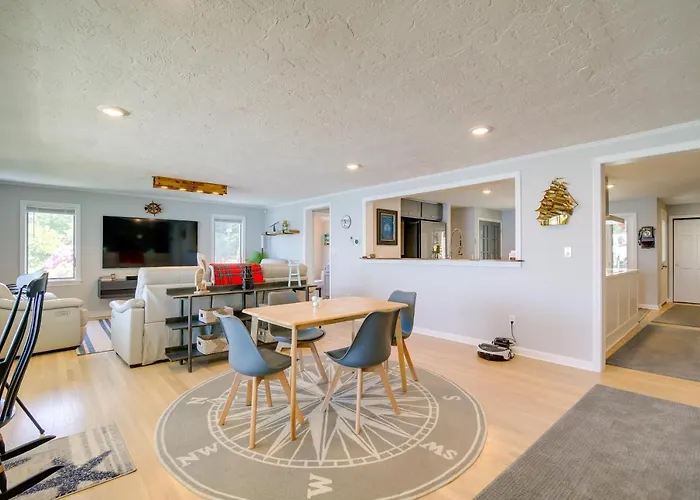 4 Mi To Downtown Plymouth! Bayfront Home W/ Deck