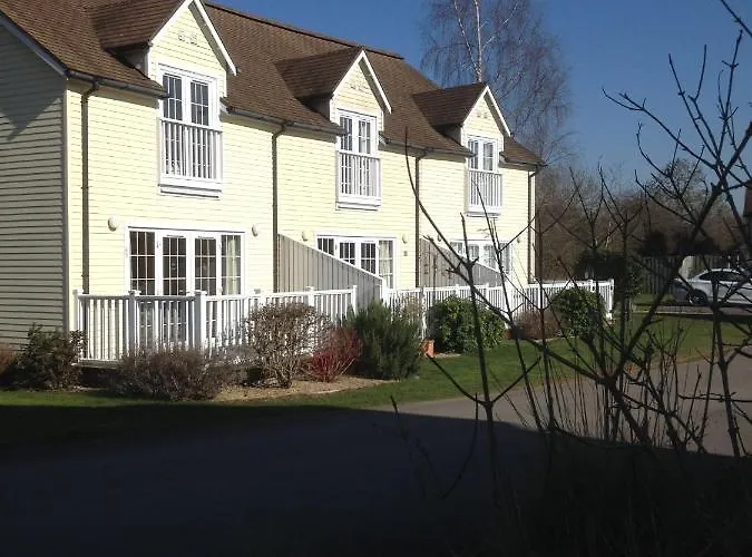 Liming Lodge - Lakeside Home In The Cotswolds