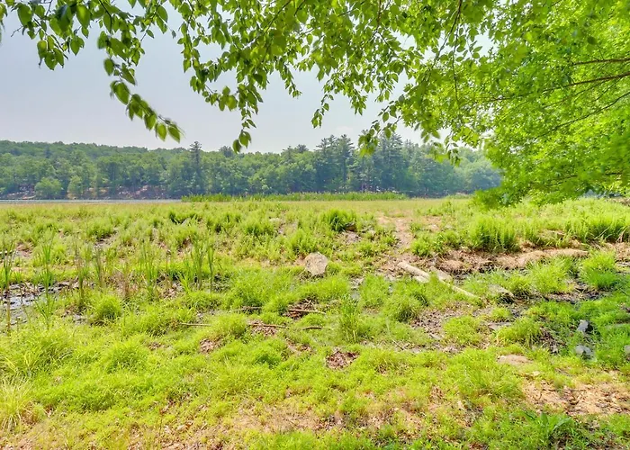 Gas Grill, Lake Access: Scenic Poconos Retreat!
