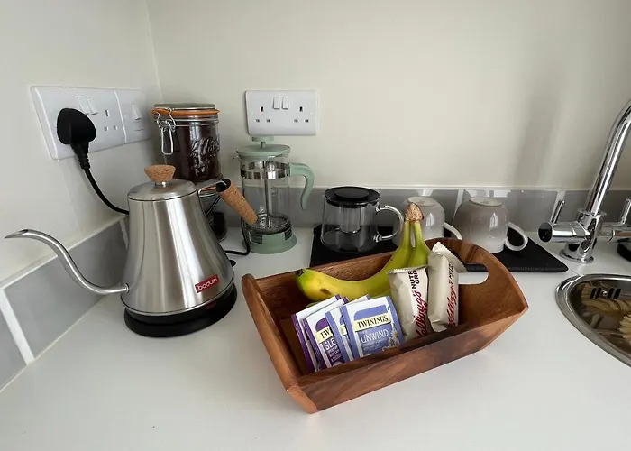 The Bit On The Side, Private Studio, Own Entrance, Free Driveway Parking, 10 Min Drive To Bath, Cheap Ev Point